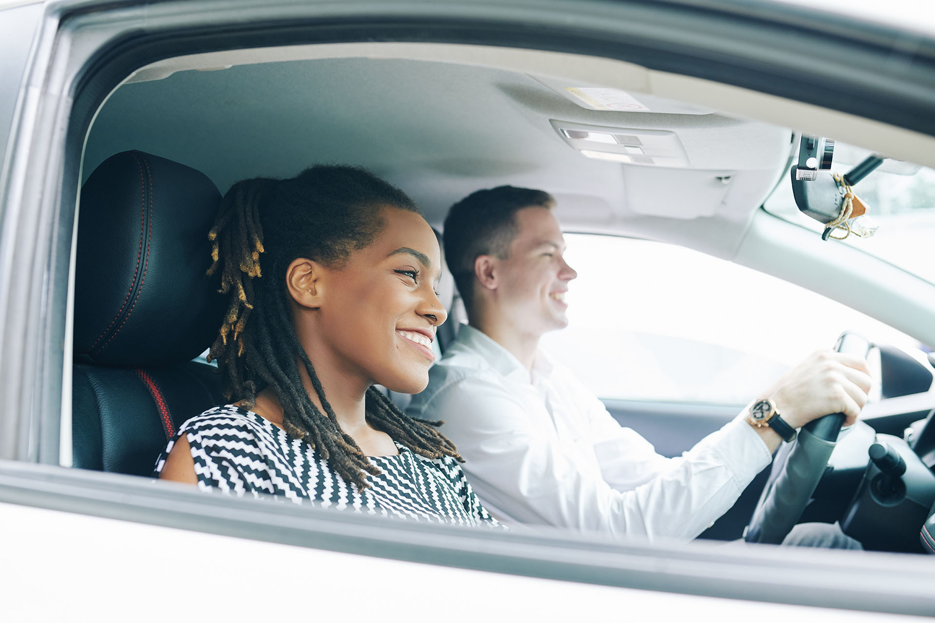 Glückliches Paar im Auto