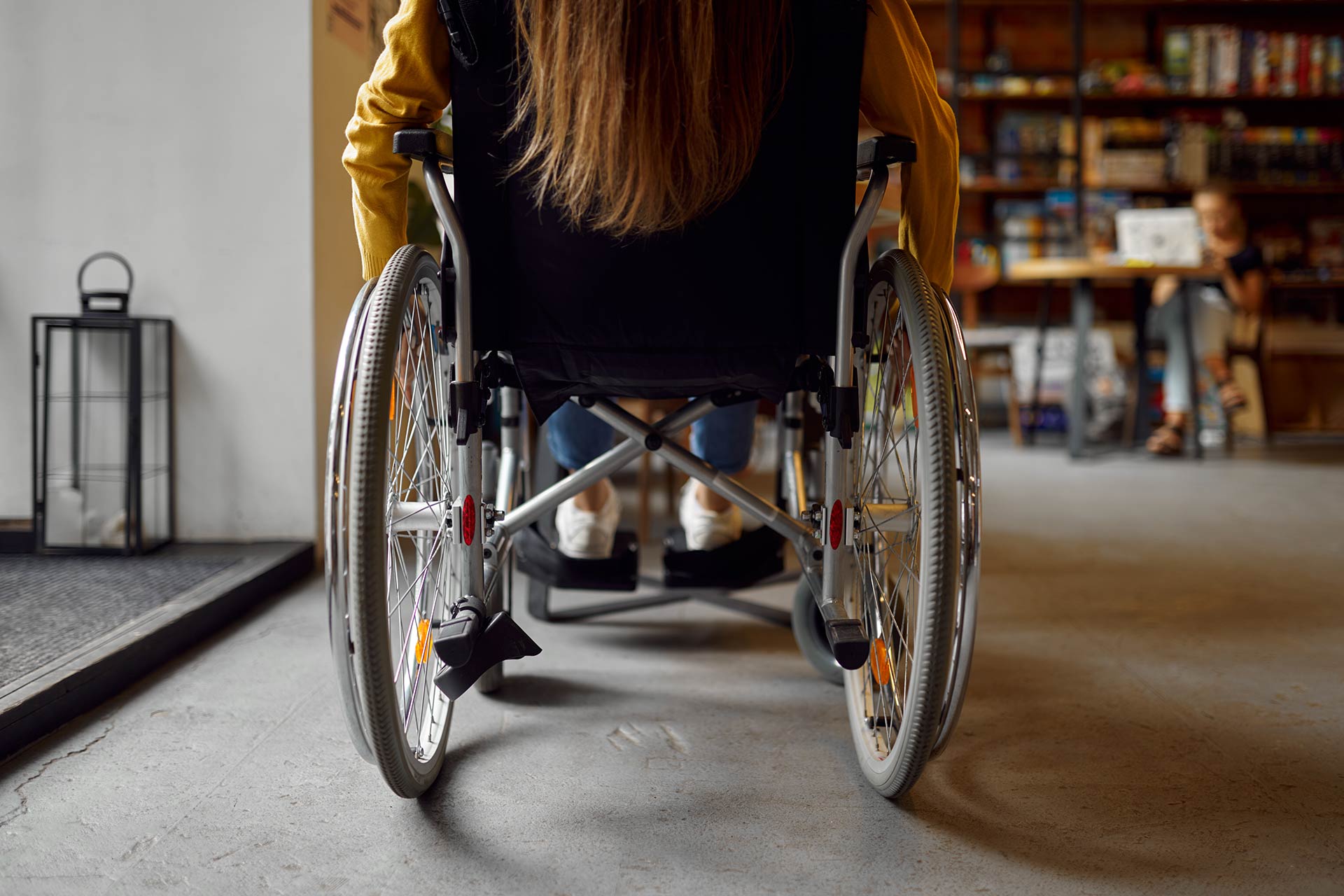 Ein Bild von einer Person in einem Rollstuhl