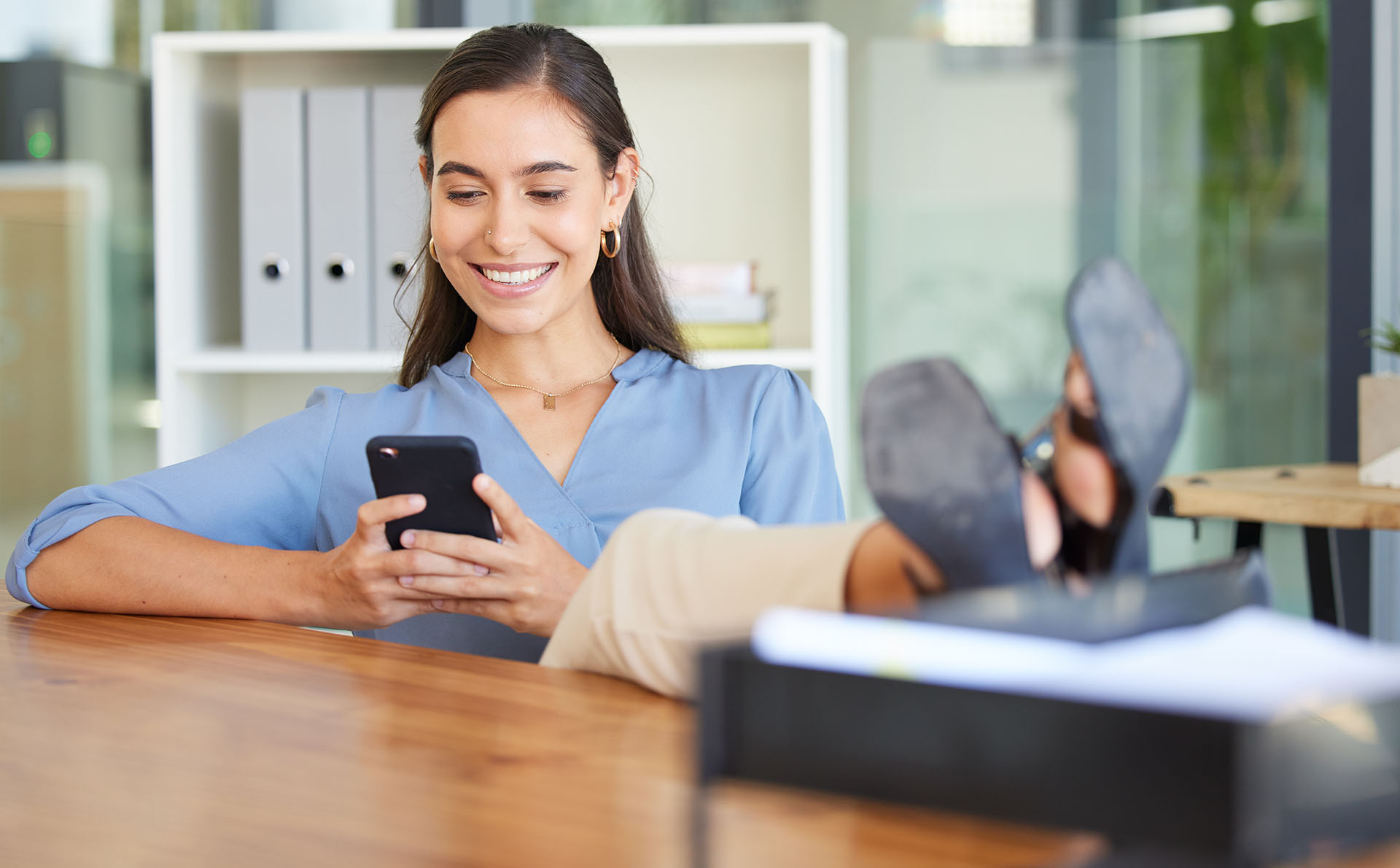 Junge Frau liest was auf dem Handy