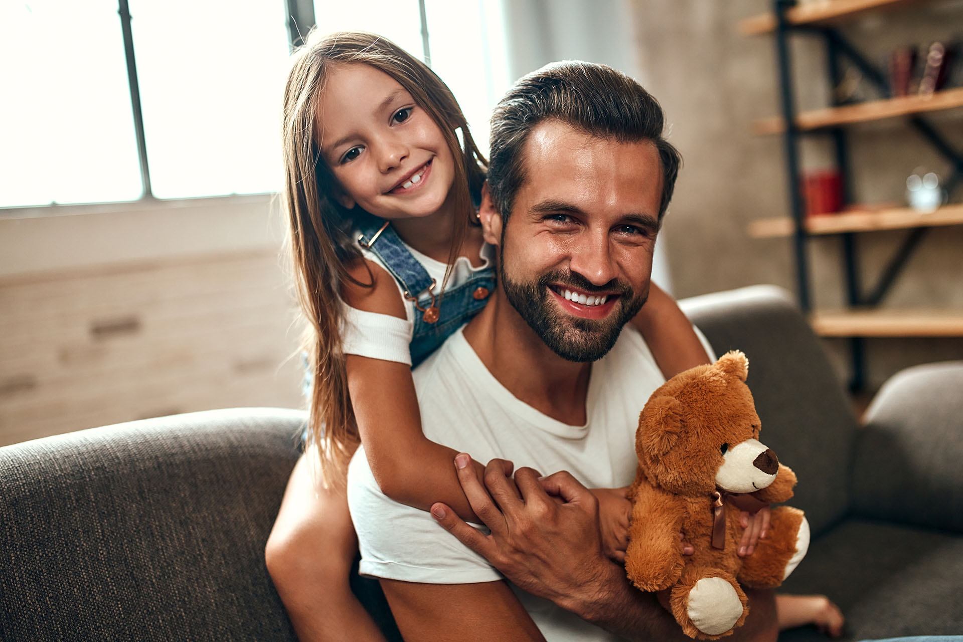 Vater mit Tochter auf dem Sofa