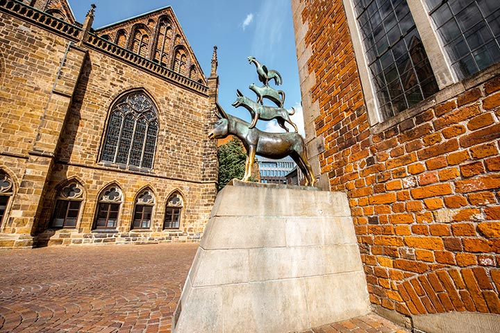 Bremer Stadtmusikanten-Skulptur vor der historischen Kirche in Bremen