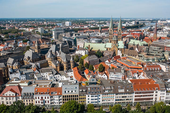 Luftaufnahme quer über die Bremer Altstadt